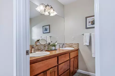 Bath - 62661 Hawkview Rd, Bend, OR 97701 photo 3 of 4