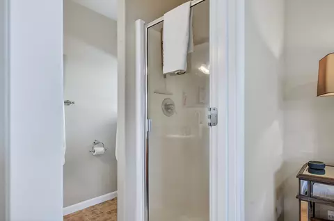 Bath - 62661 Hawkview Rd, Bend, OR 97701 photo 4 of 4