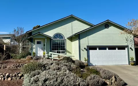 135 Meadow Slope Dr, Talent, OR 97540