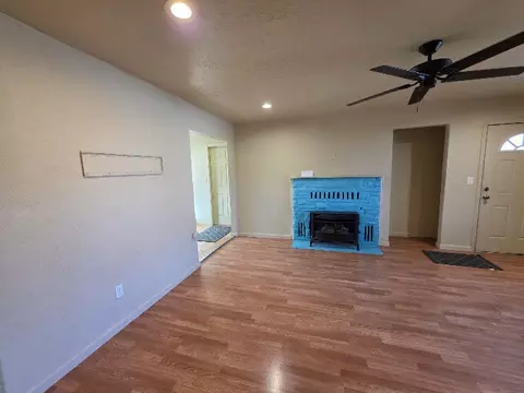 Living - 2136 Eberlein Ave, Klamath Falls, OR 97601 photo 2 of 5