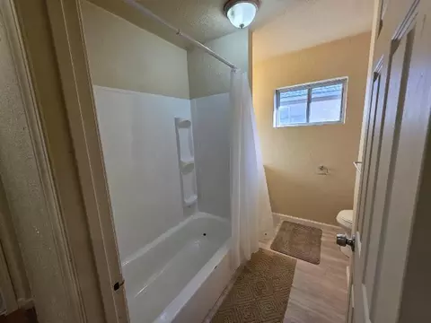 Bath - 2136 Eberlein Ave, Klamath Falls, OR 97601 photo 1 of 3