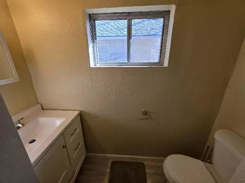 Bath - 2136 Eberlein Ave, Klamath Falls, OR 97601 photo 3 of 3