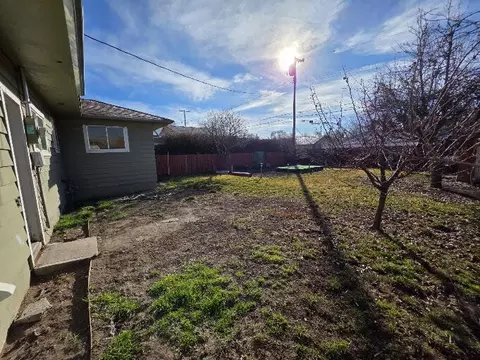 Exterior - 2136 Eberlein Ave, Klamath Falls, OR 97601 photo 5 of 10