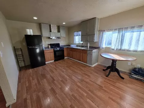 Kitchen - 2136 Eberlein Ave, Klamath Falls, OR 97601 photo 2 of 2