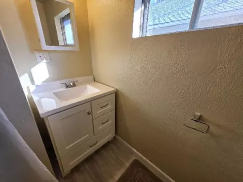 Bath - 2136 Eberlein Ave, Klamath Falls, OR 97601 photo 2 of 3