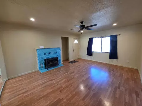 Living - 2136 Eberlein Ave, Klamath Falls, OR 97601 photo 1 of 5