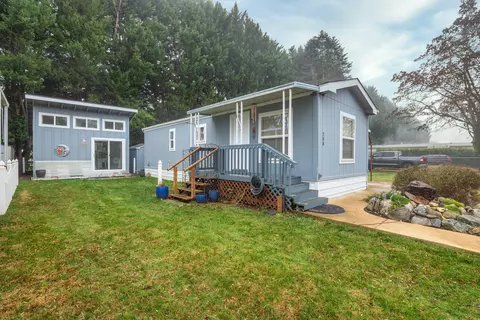 208 Chestnut Ln, Grants Pass, OR 97526