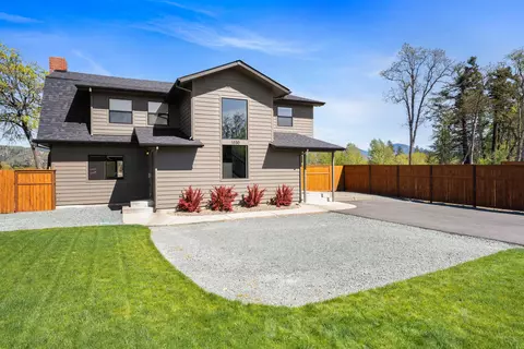 1030 SW River Mist Ln, Grants Pass, OR 97527
