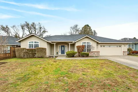884 Mendolia Way, Central Point, OR 97502