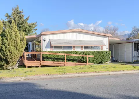 1001 Roguelea Ln, Grants Pass, OR 97526