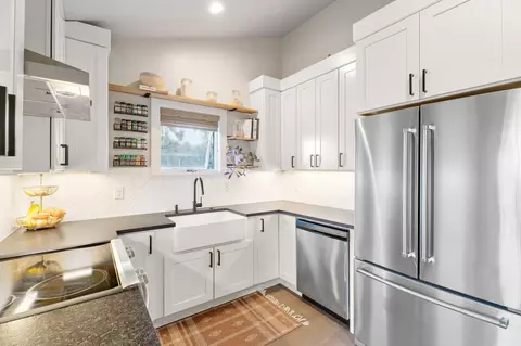 Kitchen - 21150 SW Gift Rd, Bend, OR 97703 photo 4 of 4
