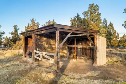 Exterior - 21150 SW Gift Rd, Bend, OR 97703 photo 5 of 12