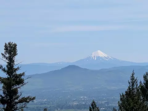 2501 Wagon Trail Dr, Jacksonville, OR 97530