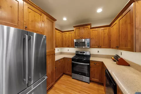 Kitchen - 20760 NE Smoke Stack Ln, Bend, OR 97701 photo 4 of 5