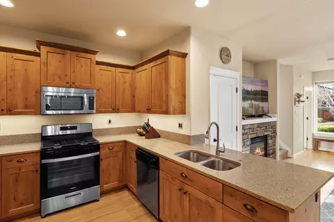 Kitchen - 20760 NE Smoke Stack Ln, Bend, OR 97701 photo 3 of 5