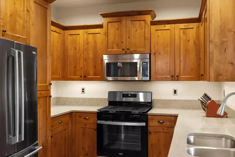 Kitchen - 20760 NE Smoke Stack Ln, Bend, OR 97701 photo 2 of 5