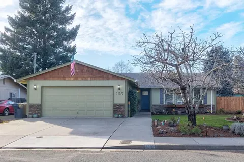 1116 SW Spruce St, Grants Pass, OR 97526