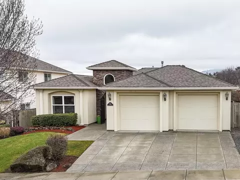 3821 Sherwood Park Dr, Medford, OR 97504