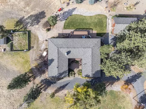 View/Area - 19190 Pinehurst Rd, Bend, OR 97703 photo 3 of 9