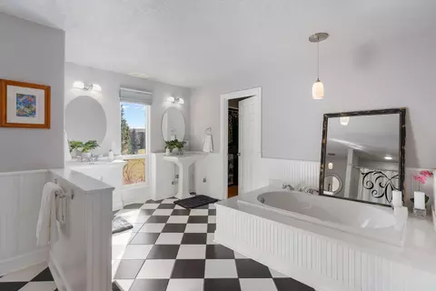 Bath - 19190 Pinehurst Rd, Bend, OR 97703 photo 1 of 3