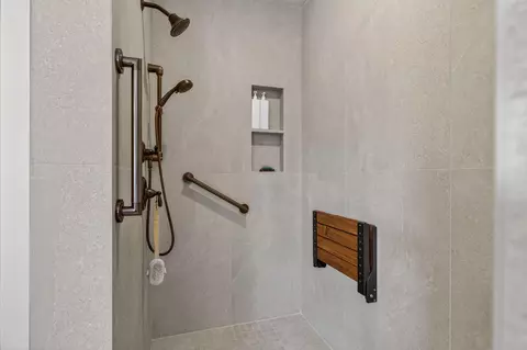 Bath - 63419 Barton View Pl, Bend, OR 97701 photo 2 of 4