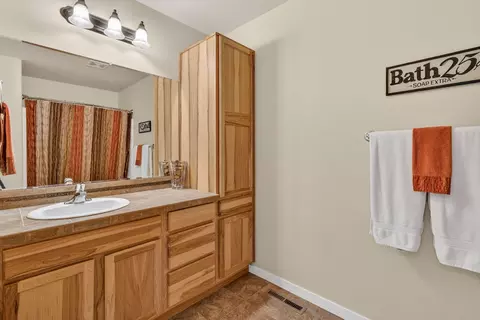 Bath - 63419 Barton View Pl, Bend, OR 97701 photo 4 of 4