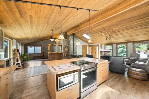 Kitchen - 56532 Eclipse Dr, Bend, OR 97707 photo 4 of 5