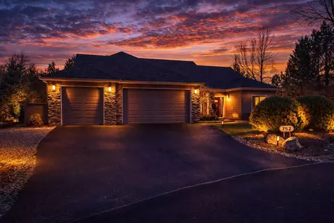 752 Crystal Falls Ct, Redmond, OR 97756