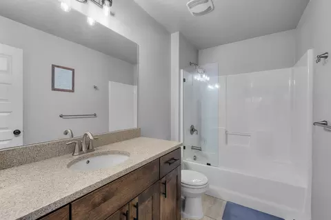 Bath - 20475 Del Coco Ct, Bend, OR 97702 photo 2 of 3