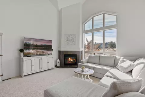 Living - 8524 Forest Ridge Loop, Redmond, OR 97756 photo 1 of 3