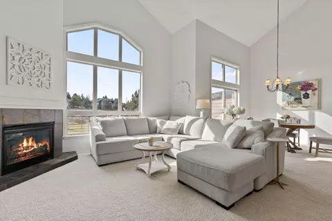 Living - 8524 Forest Ridge Loop, Redmond, OR 97756 photo 2 of 3