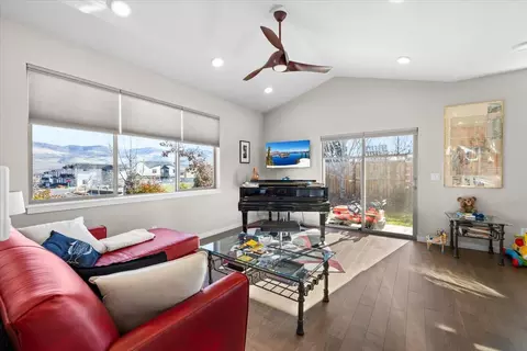 Living - 47 William Way, Talent, OR 97540 photo 1 of 2