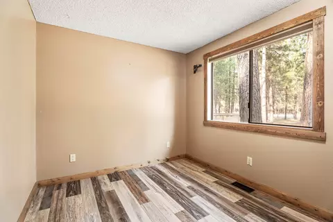 Bedroom - 15218 Ponderosa Loop, La Pine, OR 97739 photo 2 of 3