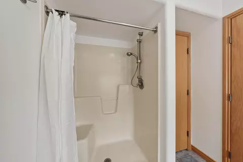Bath - 52975 Riverview Dr, La Pine, OR 97739 photo 4 of 7