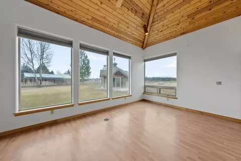 Living - 52975 Riverview Dr, La Pine, OR 97739 photo 9 of 10