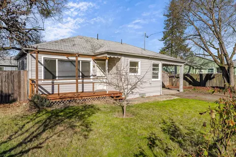 908 SW Bridge St, Grants Pass, OR 97526