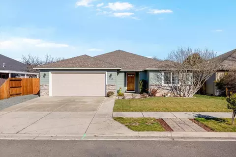 966 Newcastle St, Medford, OR 97501