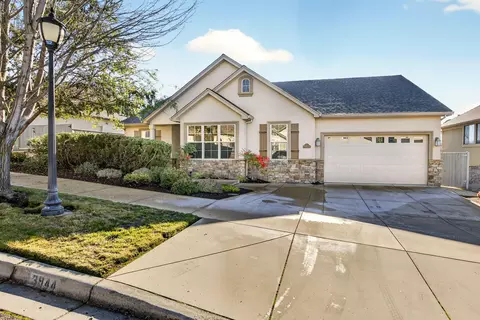 3944 Crystal Springs Dr, Medford, OR 97504