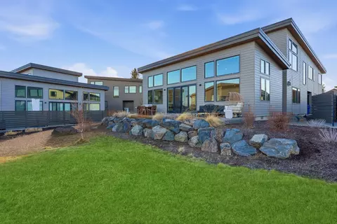 Exterior - 19170 Gateway Loop, Bend, OR 97702 photo 3 of 6