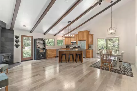 512 Bonnie Ln, Grants Pass, OR 97527