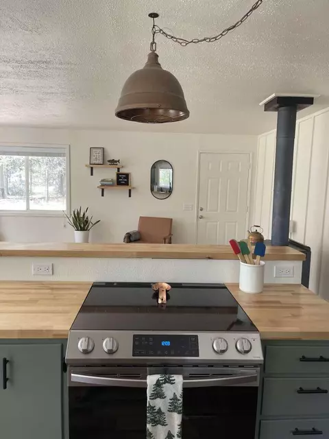 Kitchen - 52960 Snow Flake Ln, La Pine, OR 97739 photo 5 of 6