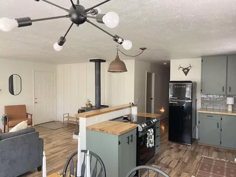 Kitchen - 52960 Snow Flake Ln, La Pine, OR 97739 photo 3 of 6