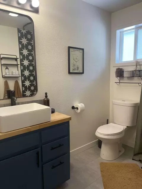 Bath - 52960 Snow Flake Ln, La Pine, OR 97739 photo 2 of 3