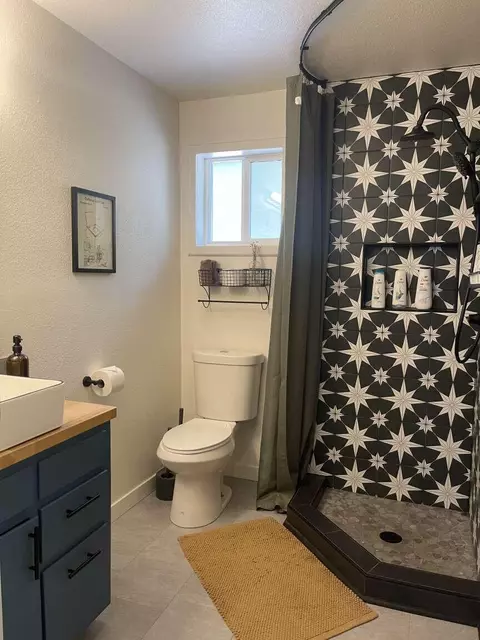 Bath - 52960 Snow Flake Ln, La Pine, OR 97739 photo 1 of 3