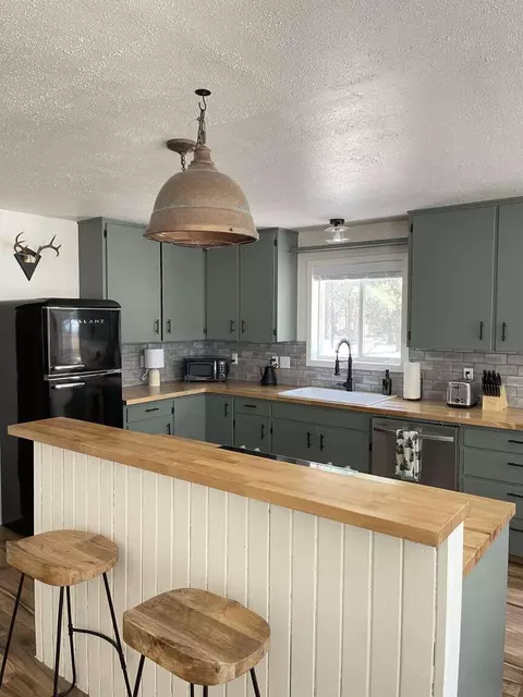 Kitchen - 52960 Snow Flake Ln, La Pine, OR 97739 photo 2 of 6