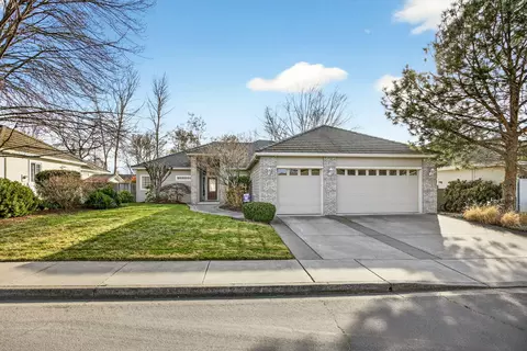 3388 Creek View Dr, Medford, OR 97504