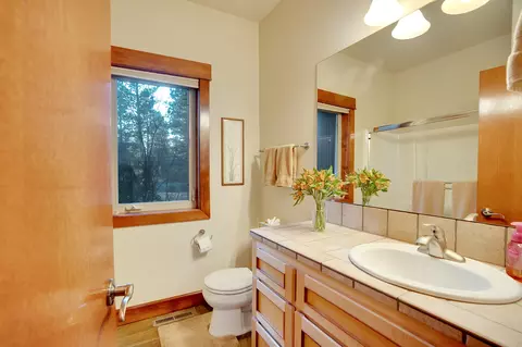 Bath - 60786 Currant Way, Bend, OR 97702 photo 6 of 7