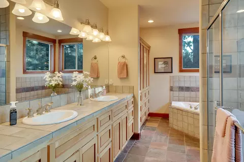 Bath - 60786 Currant Way, Bend, OR 97702 photo 4 of 7
