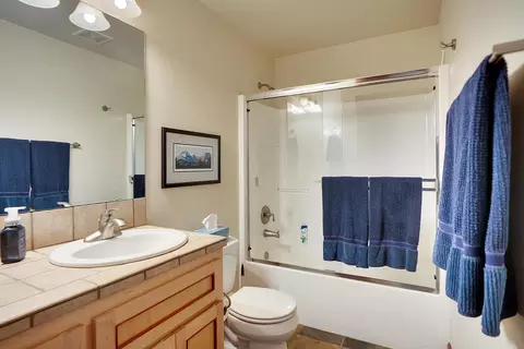 Bath - 60786 Currant Way, Bend, OR 97702 photo 5 of 7