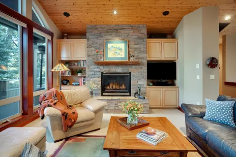 Living - 60786 Currant Way, Bend, OR 97702 photo 4 of 4